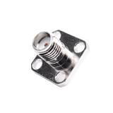 Conector SMA Hembra, Montaje de Panel Cuadrado, 4 Perforaciones, Soldable, Niquel/ Oro/ Teflón.